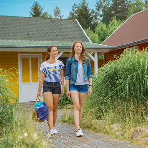 Heideparkresort Camp Aussen Maedchen