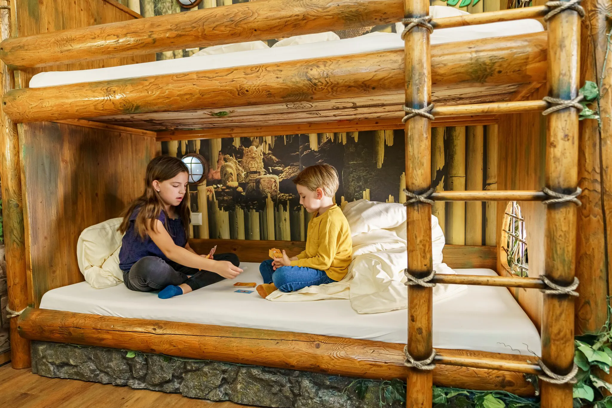 Fröhliche Kinder im Hotelzimmer - Last Minute Angebote entdecken