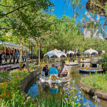 Ab an Bord in Käpt´ns Törn. Auf einem der Rundboote sich vor dem nächsten Abenteuer treiben lassen.