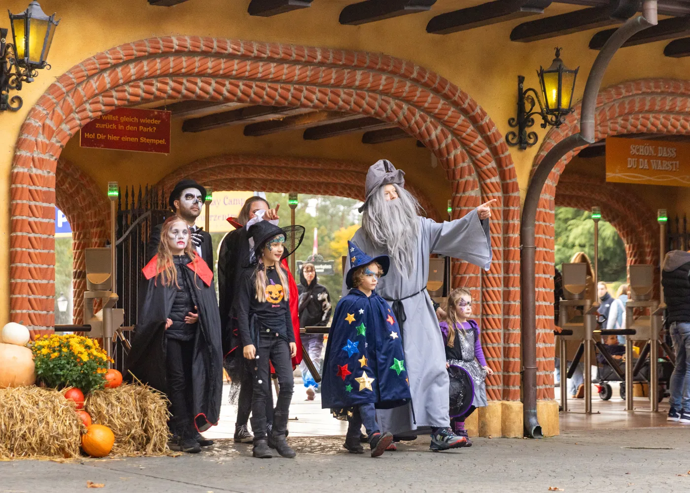 Leute bei Halloween im Heide Park Resort