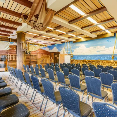 Besprechungsraum mit Stühlen im piratenstyle